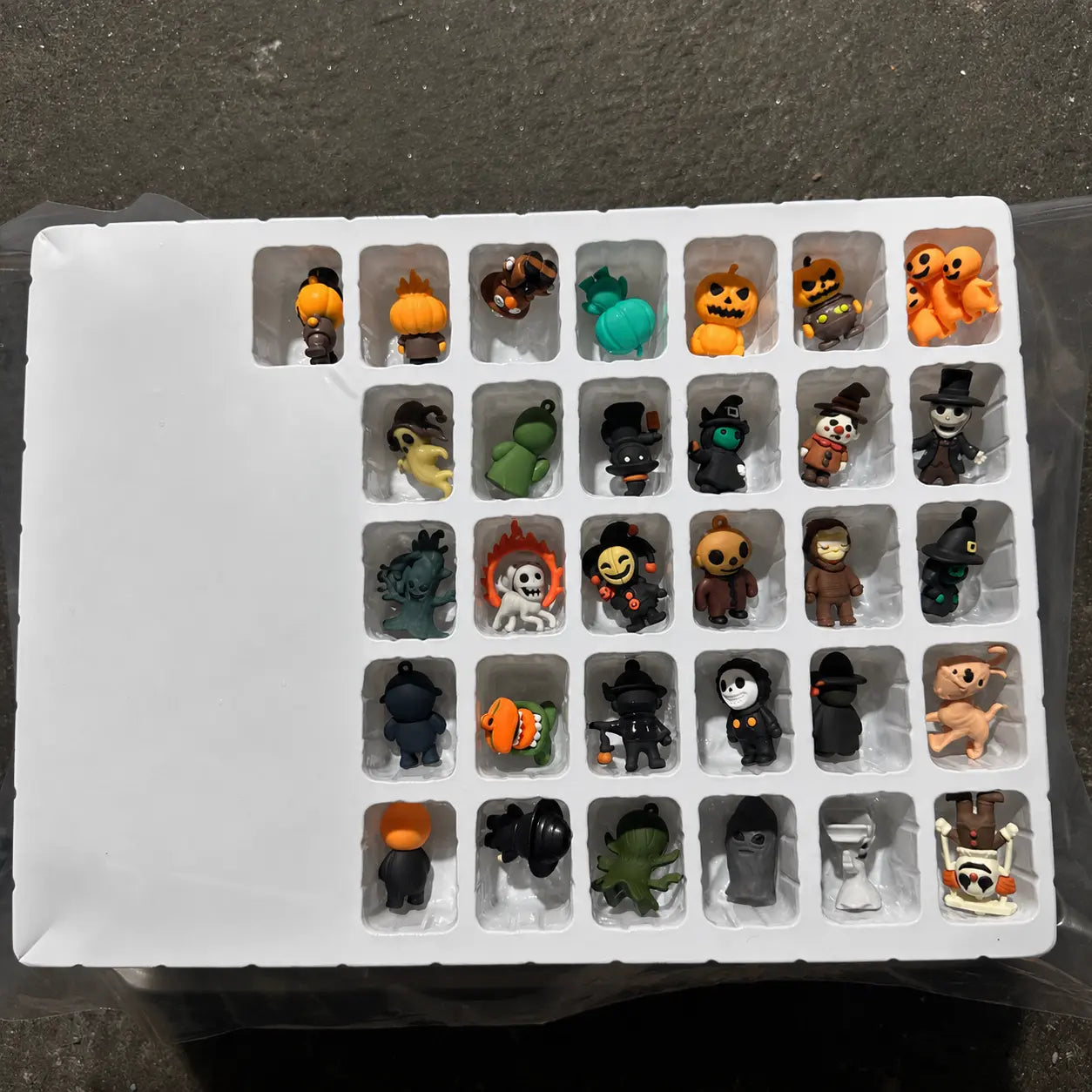 2026 Halloween Advent Calendar with 31 Surprise Blind Bags, Mini Figures, Charms & Decorations for Horror Fans